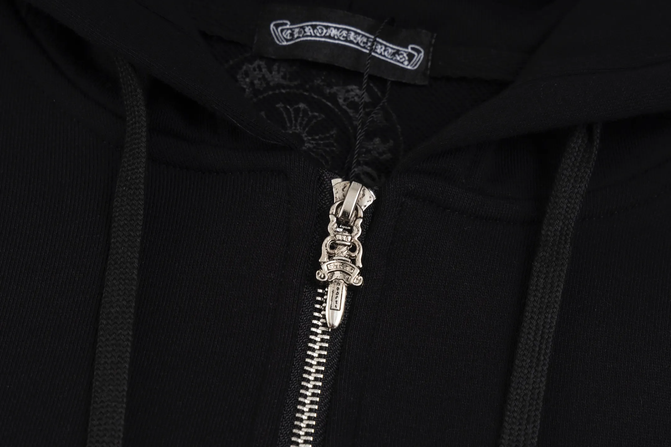 🅿️370 Style No. B47 Crow Heart Horseshoe Unicorn Arm Printed Drawstring Jacket The same classic jacket style at the counter Fabric: 420g double-strand double yarn pure cotton terry Technology: imported machine white ink direct-jet printing technology Accessories: complete three standards zp same style ➕moisture-proof paper Version: os loose version Same style for men and women Can wear up to 200 pounds Factory-made workmanship, all double-needle and double-thread hemming, smooth grade at the interface, 480g high gram weight, same dyeing thread in the same vat, to avoid color misalignment at the collar and hem, every detail is perfectly restored, the effect is directly full size: s m l xl colour: black, manual measurement error of 2cm-3cm is normal.